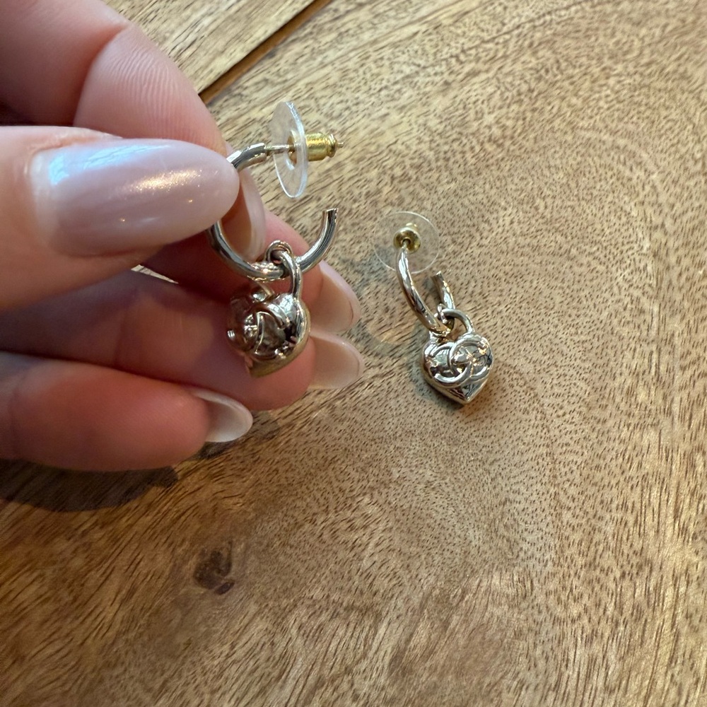 Chanel heart turnlock earrings - Picture 2 of 3